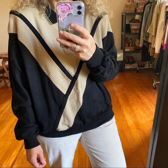 '80s ‘90s Vintage Collared Top Black Tan V Design - Picture 6 of 11